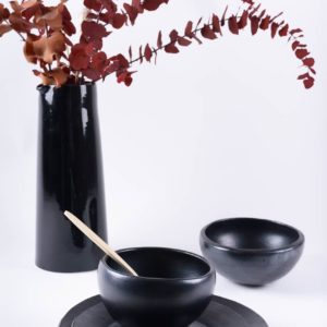 Composition d'assiettes et bols en terre cuite