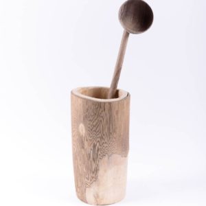 Cuillère en bois de noyer dans un pot