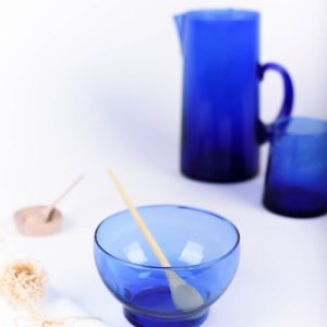 Coupelle bleue en verre avec sa cuillère en bois