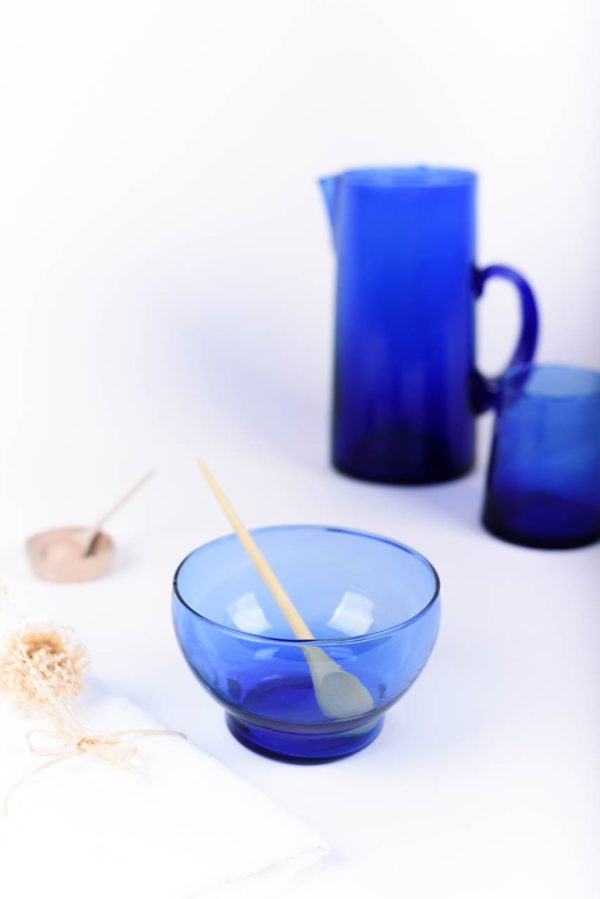 Coupelle bleue en verre avec sa cuillère en bois