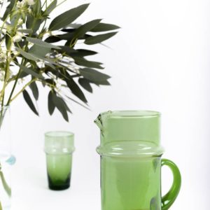 Carafe beldi en verre recyclé vert avec son verre