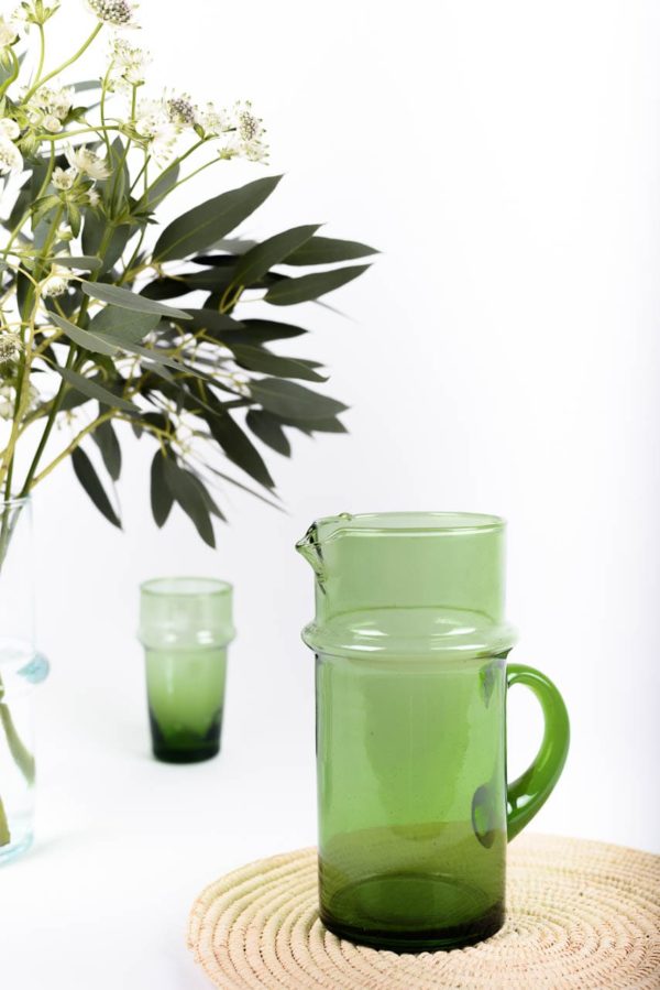 Carafe beldi en verre recyclé vert avec son verre
