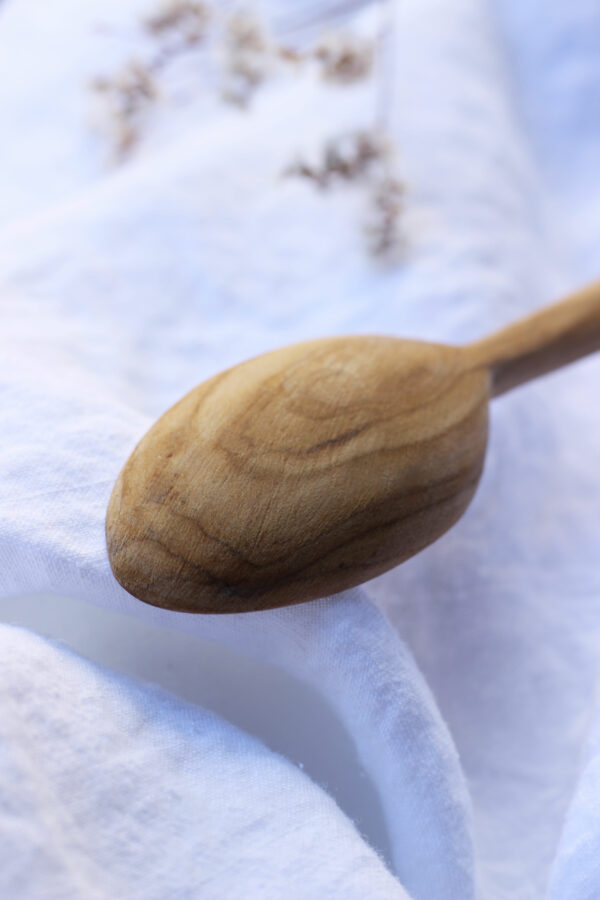 Cuillère à soupe en bois d'olivier fait à la main détails