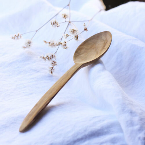 Cuillère à soupe en bois d'olivier fait à la main