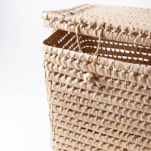 Détails malle tressée en fibres de palmier