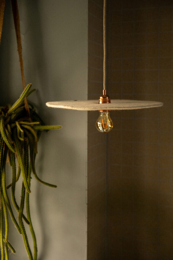 suspension fullmoon en feutre de laine blanc fait main