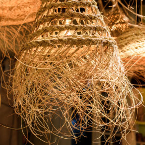 Suspension ajourée en doum artisanat marocain allumée
