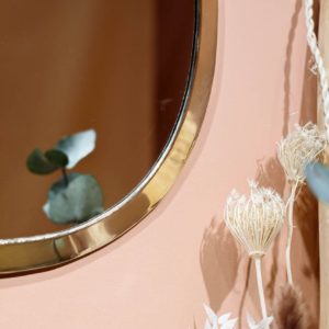 Détails miroir en métal argenté création artisanale