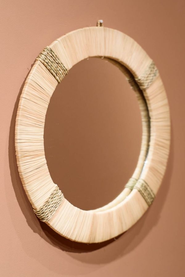 Miroir en raphia vu de côté