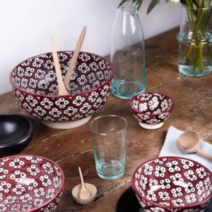 Service artisanal en céramique rouge avec motifs