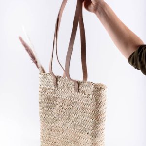 Panier tressé suspendu en fibre naturelle et cuir porte-document