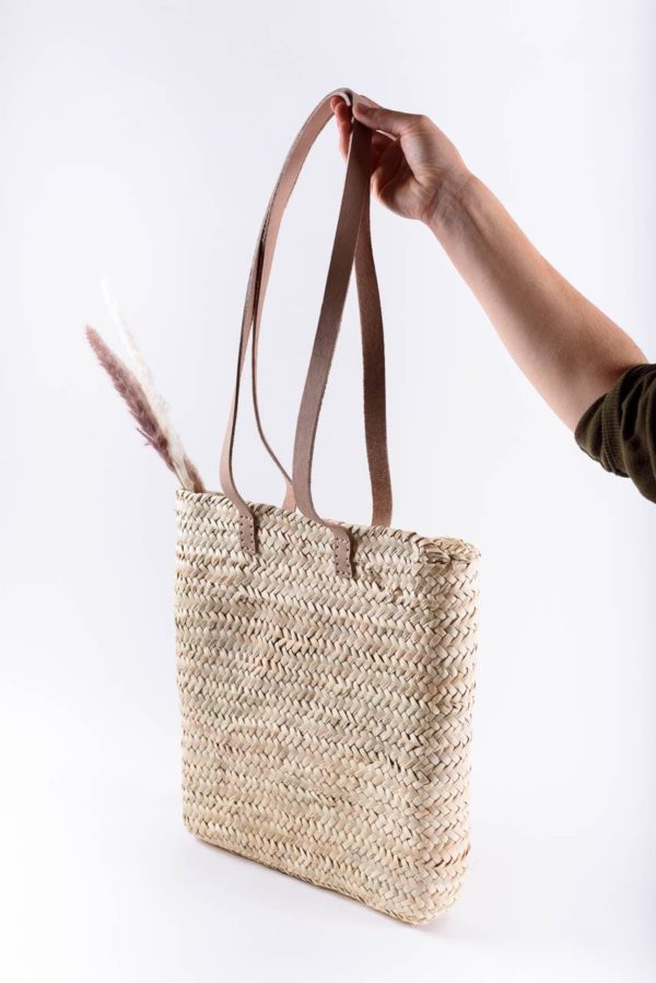 Panier tressé suspendu en fibre naturelle et cuir porte-document