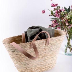 Panier tressé en fibre naturelle et cuir Odile avec linge