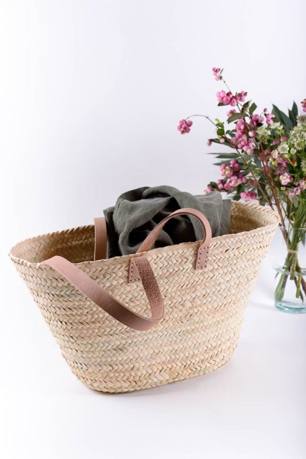 Panier tressé en fibre naturelle et cuir Odile avec linge