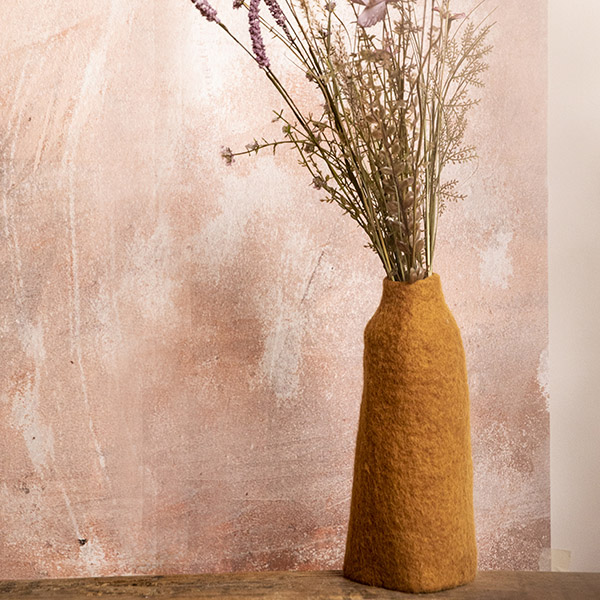 Cache-vase en feutre de laine caramel avec fleurs séchées