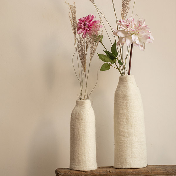 Cache-vase en feutre de laine blanc avec fleurs
