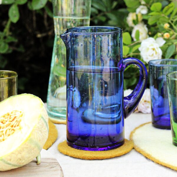 Carafe en verre recyclé bleu fait main Maroc