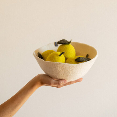 Corbeille en feutre de laine blanche avec citrons