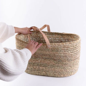 Panier tressé en fibre naturelle et cuir Douma avec mains