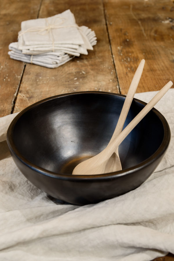 Lot de couverts à salade en bois dans un saladier en terre cuite