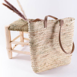 Panier tressé en fibre naturelle et cuir porte-document