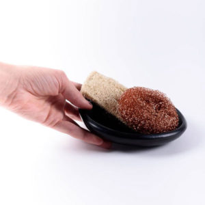Porte savon en terre cuite avec éponges et main