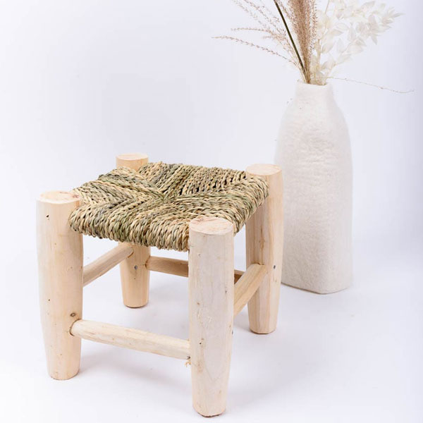 Tabouret artisanal en fibre tressée et bois naturel