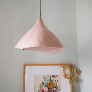 Abat-jour wil rose dans une maison
