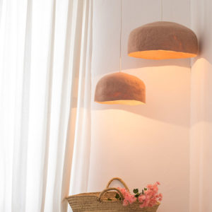 Abat-jour yourte rose dans une chambre