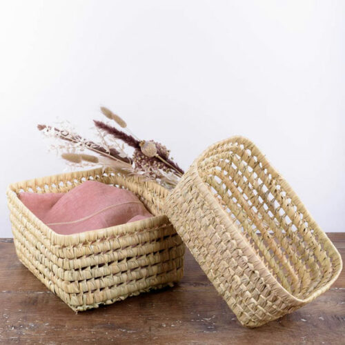 Panier tressé en fibres naturelles de palmier