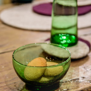 coupelle en verre verte avec biscuits