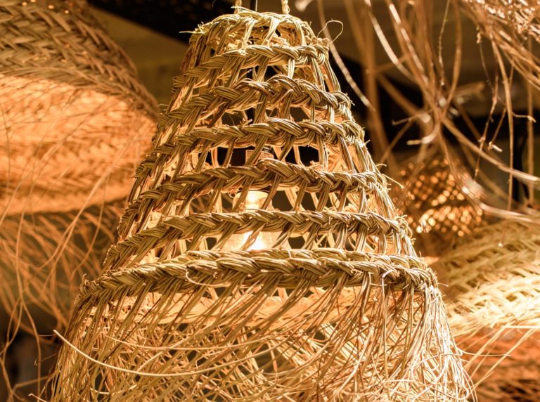 Suspension ajourée en doum allumée