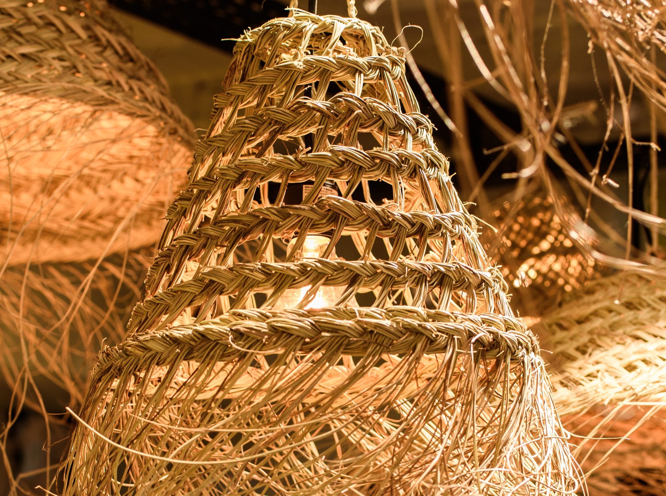 Suspension ajourée en doum allumée