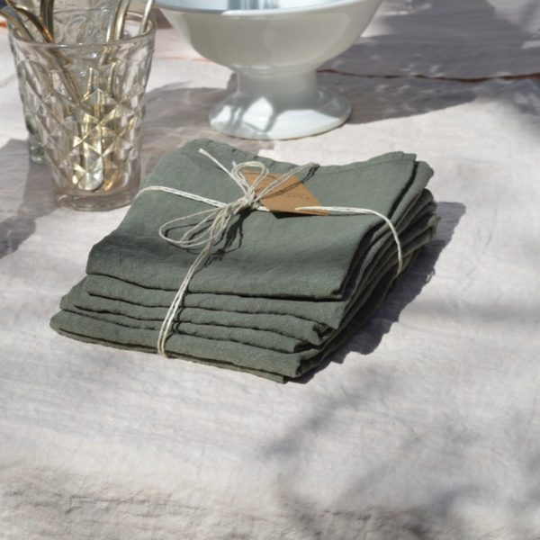 Table avec lot de serviettes couleur kaki en lin lavé 45x45cm