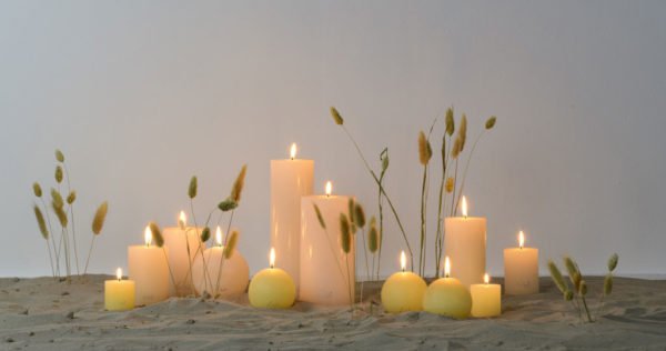 ensemble de bougies de table blanches et vertes