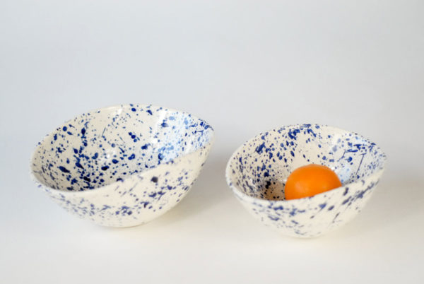 Saladier ovale bleu en céramique avec une orange