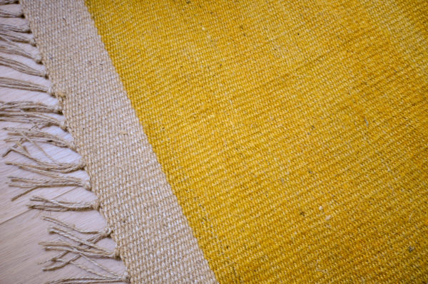 Tapis en jute jaune hand détail