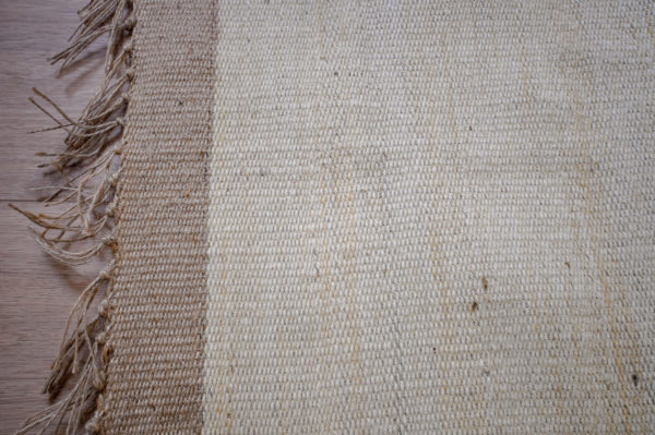Tapis en jute sable hand détail