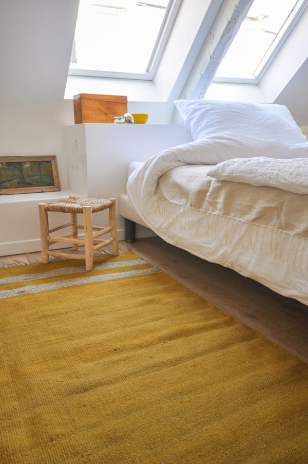 Tapis en jute jaune rani ambiance