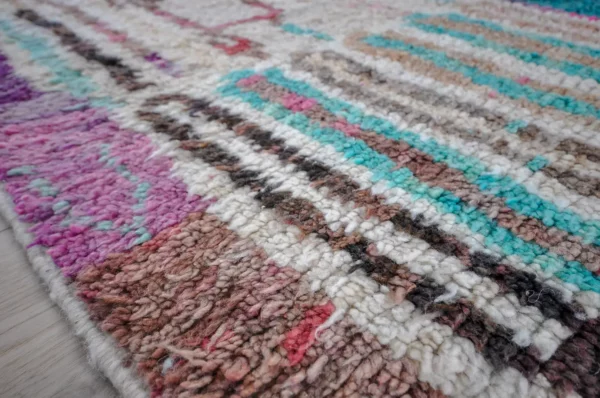 zoom sur les motifs du tapis Boujaad dimension 153x249cm
