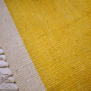 vue de la tranche du tapis Hand avec franges format 150x210cm