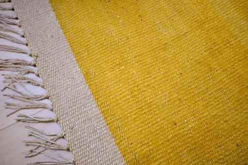 vue de la tranche du tapis Hand avec franges format 150x210cm
