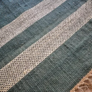 vue de la tranche du tapis Rani dimension 150x210cm