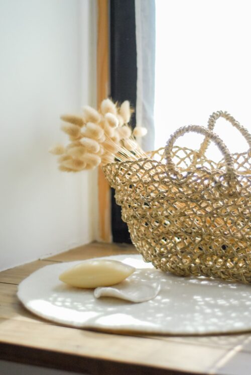 Petit panier tressé en dentelle dans une salle de bain