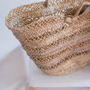 Panier tressé en fibres naturelles vu du dessus