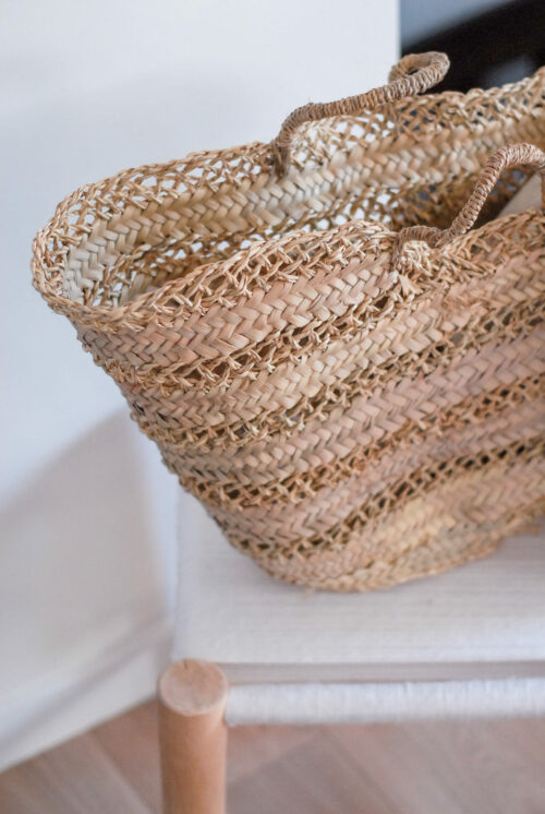 Panier tressé en fibres naturelles vu du dessus