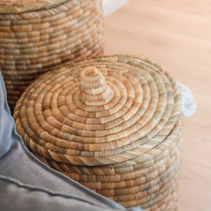 Panier de rangement en jonc vu du dessus