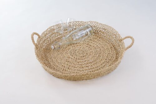 Plateau en fibres naturelles avec verres