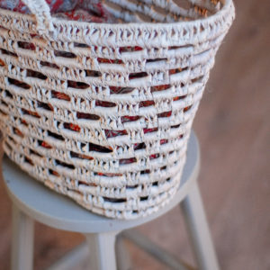 Panier ajouré en fibres naturelles vu de près