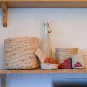 corbeille en raphia rose dans une cuisine
